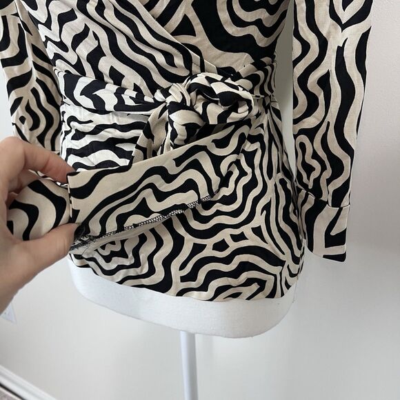 Diane von Furstenberg Vintage Silk Jill Wrap Top Zebra Print Size 6 - Picture 4 of 9